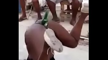 Africana danccedilando e piscando a buceta com uma g