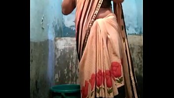 Indian desi village aunty bathing