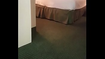 Corno chega no quarto do hotel e flagra sua put