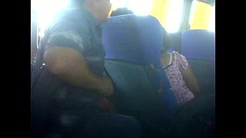 Mujer le manosea a tio bigoton en bus3gp