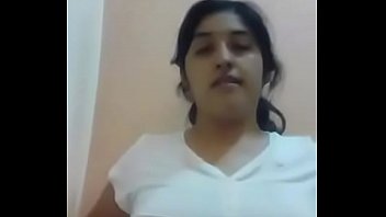 Indian girl showing boobs and hairy pussy des