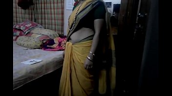 Desi tamil married aunty exposing navel in sare