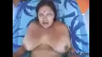 Hot sexy indian aunty in saree