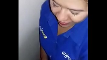 Empleada de tigo de guatemala le hace una oral 