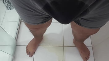 Mijando na cueca com pau melado de porra