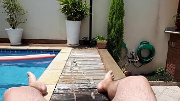 Fui tomar sol na piscina pelado e acabei mijand