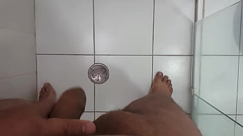 Mijando no banho e comeccedilando bater uma punheta 